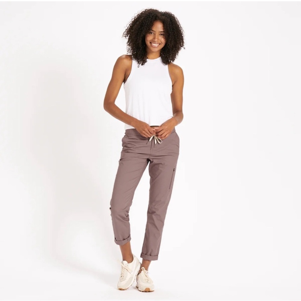 Vuori Women's Cropped Pants in Taupe